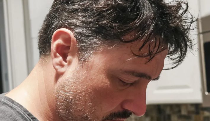 Átrepültem az országot, hogy meglátogassam a fiamat – ő az órára nézett és azt mondta: „15 perccel korábban jöttél, várj odakint!”