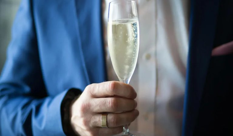 A férjem first class jegyeket vett magának és az anyjának, engem és a gyerekeket economy osztályra hagyva – A leckém kemény volt számára