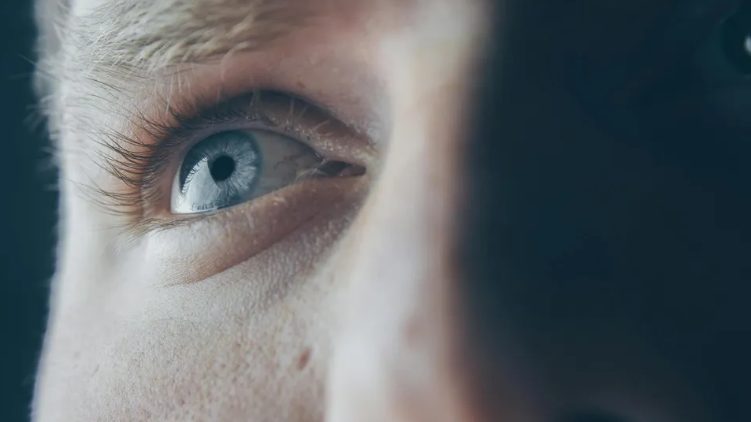 20 évvel ezelőtt megmentettem egy fiút egy vihar során – tegnap visszajött egy borítékkal, amitől megremegett a kezem