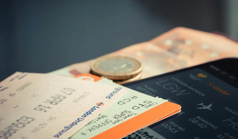 A férjem first class jegyeket vett magának és az anyjának, engem és a gyerekeket economy osztályra hagyva – A leckém kemény volt számára