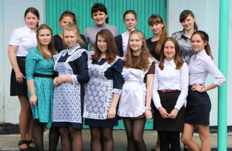 Az osztálytársaim megosztották velem az ételüket az iskolában – évekkel később mindegyiküket meglátogattam egy kis barna papírzacskóval