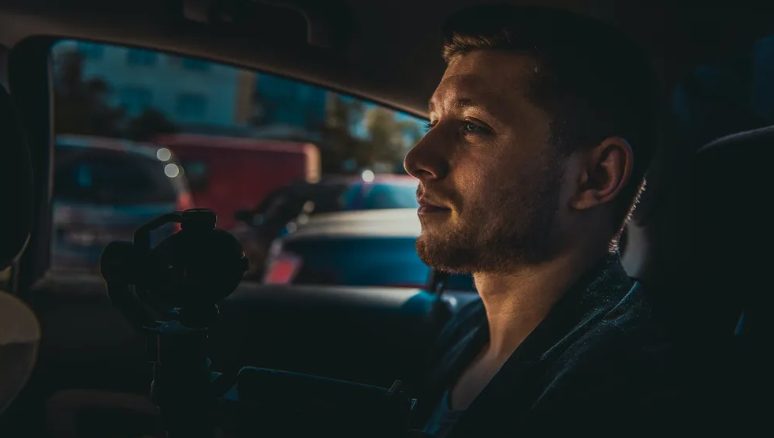 Szegény férfi megszökik az esküvője napján, 50 évvel később a menyasszony rájön, hogy ez az apja terve volt – A nap története