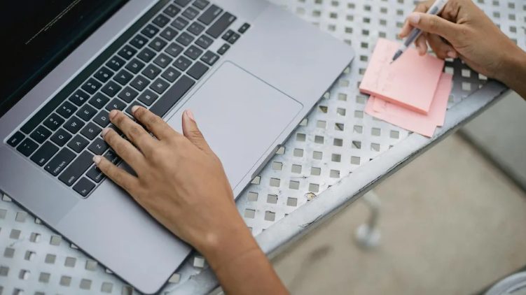 20 évvel ezelőtt megmentettem egy fiút egy vihar során – tegnap visszajött egy borítékkal, amitől megremegett a kezem