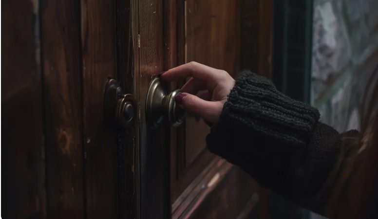 A 6 éves fiam odaadta az összes megtakarítását, hogy segítsen idős szomszédunknak – Másnap reggel az udvarunk tele volt perselyekkel, és mindenhol rendőrautók voltak.