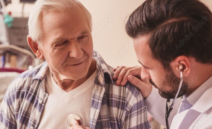 Egy idős férfi segített egy szegény fiúnak matematikából – 11 évvel később egy kórházban találkoztak újra.