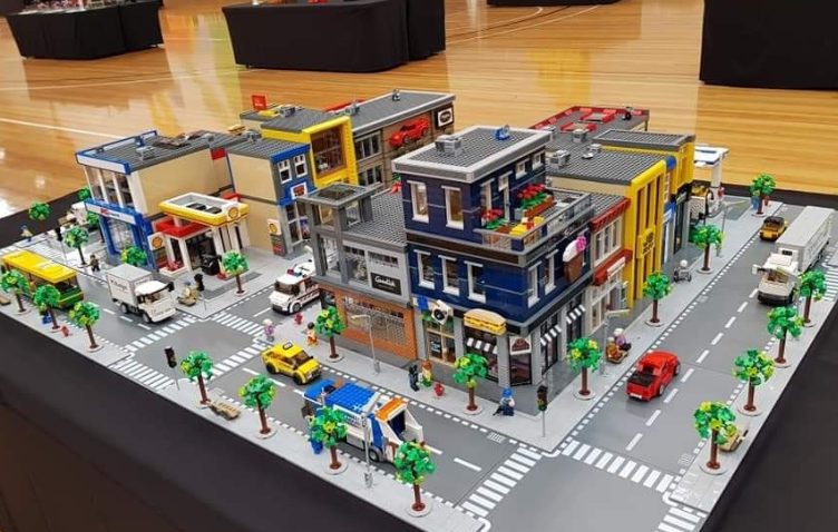 A lányom eladta a Lego-gyűjteményét 112 dollárért, hogy szemüveget vegyen a barátnőjének, mert az övé törött volt és ragasztószalaggal volt összetartva – Az, ami másnap történt, könnyekig meghatott.