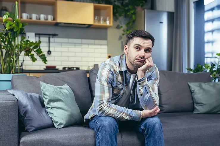 Vettem egy régi kanapét egy garázsvásáron – Három nappal később valaki megpróbált betörni a lakásomba miatta.