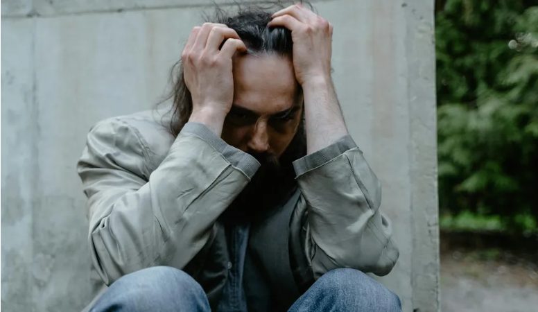 A szüleim bosszantására hozzámentem egy hajléktalan férfihoz – egy hónappal később hazamentem, és megdermedtem a sokktól, amit láttam.