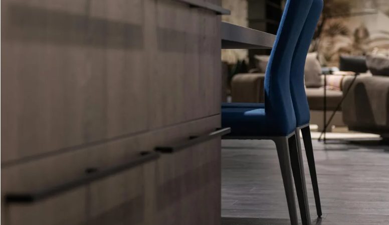 Egy kislány megosztotta az ebédjét egy hajléktalan idegennel – évekkel később az férfi öltönyben kopogtatott az ajtaján.