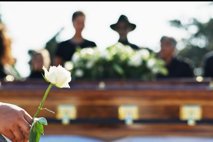 A temetés napján meglátta azt a nőt, akit 20 évvel ezelőtt eltemetett… és akkor az öregember kimondott egy mondatot