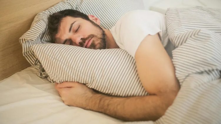 Örökbe fogadtam egy ikerpárt fogyatékossággal, miután az utcán találtam őket – 12 évvel később majdnem kiejtettem a telefont, amikor megtudtam, mit tettek.