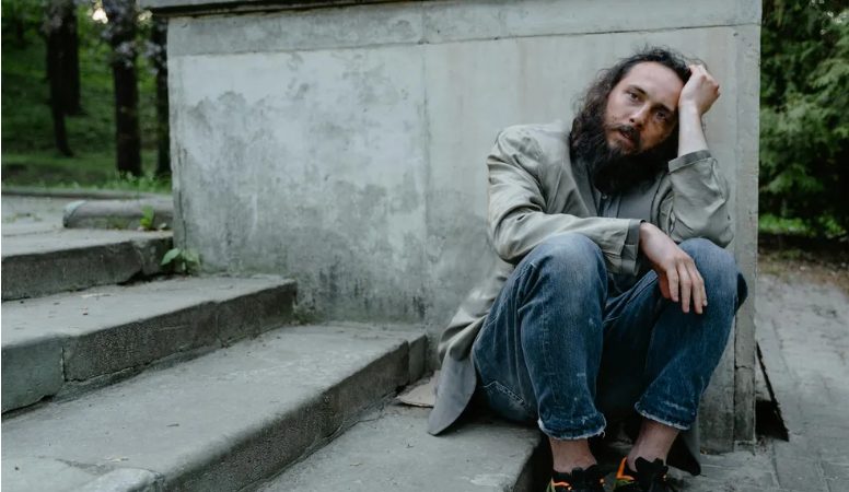 A szüleim bosszantására hozzámentem egy hajléktalan férfihoz – egy hónappal később hazamentem, és megdermedtem a sokktól, amit láttam.