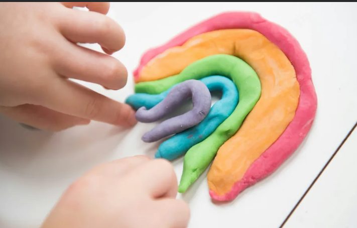 Az unokaöcsém Play-Doh gyurmát tömött a vécémbe, és elárasztotta az új házunkat – a szülei nem voltak hajlandók fizetni, ezért saját magam tanítottam leckét nekik