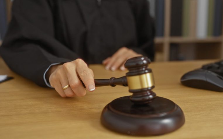 A bíró felismerte a vádlottban azt az iskolai zaklatót, aki 23 évvel ezelőtt bántotta őt.