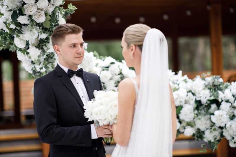 Az esküvőn bemutattam apámat a vőlegényemnek – Amint meglátta az arcát, elsápadt és azt mondta: „Hogy lehetsz te az? Biztos voltam benne, hogy 30 éve eltűntél!”