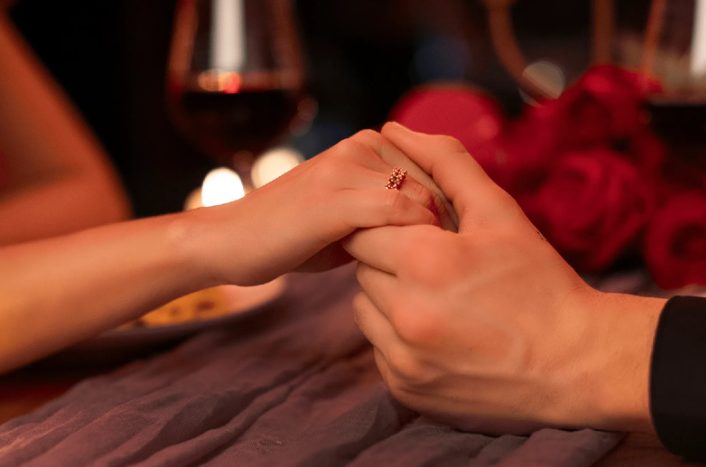 Az iskola legszebb lánya meghívott a bálra, miközben mindenki más gúnyolt a kinézetem miatt – 20 évvel később nem ismert fel, és amit tettem, megváltoztatta az életét.