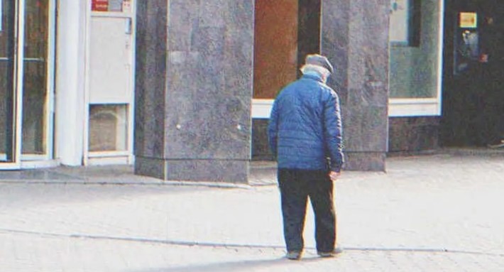 20 éven át friss tejet vittem a tolószékhez kötött szomszédomnak – miután meghalt, a fia nekem adta a régi kabátját