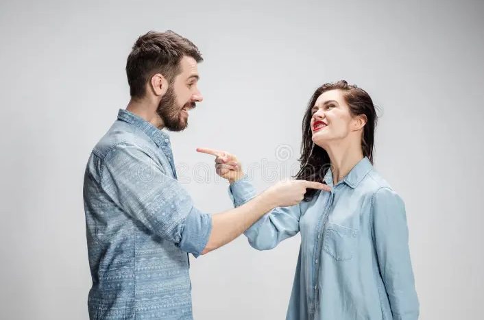 Az iskola legszebb lánya meghívott a bálra, miközben mindenki más gúnyolt a kinézetem miatt – 20 évvel később nem ismert fel, és amit tettem, megváltoztatta az életét.