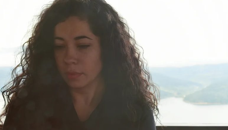A légikisasszony sírást hall a mosdóból, és egy gyereket talál, aki nem szerepelt az utaslistán – A nap története