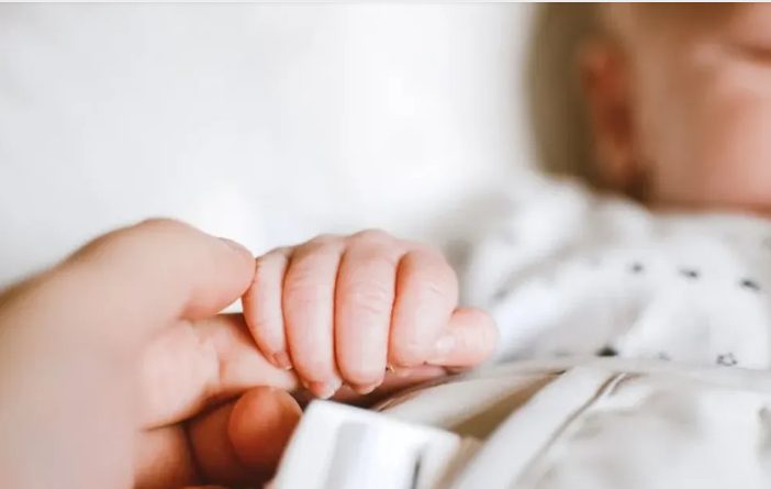 A férjem elhagyott egy újszülöttel, majd egy nap a szeretője állított be az ajtómhoz egy sokkoló követeléssel — A nap története