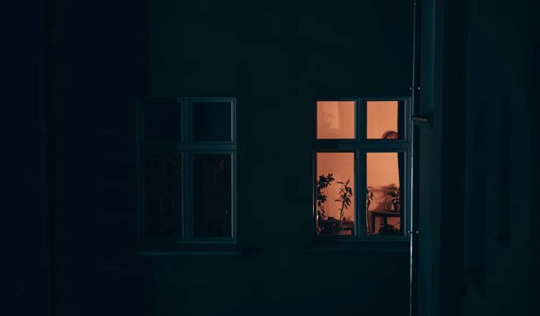 A július 4-i grillpartink során a férjem anyja azt mondta síró lányomnak, hogy „nem igazi család”, – és amit ezután mondott, azt soha nem tudom elfelejteni.