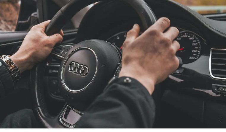 Felbéreltem egy idegent, hogy játssza el a barátomat az exem esküvőjén – Azt hittem, csak mosolyogni fog a fotókon, de amit ehelyett tett, teljesen szóhoz juttatta az összes vendéget.