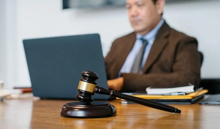 Felbéreltem egy idegent, hogy játssza el a barátomat az exem esküvőjén – Azt hittem, csak mosolyogni fog a fotókon, de amit ehelyett tett, teljesen szóhoz juttatta az összes vendéget.