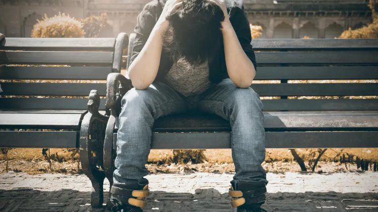 Édesanyám húsz éven át főzött egy hajléktalan férfinak, aki a házunk mögött élt. Egy nappal a halála után megfogta a kezeimet, és olyat mondott, ami örökre megváltoztatta az életemet.