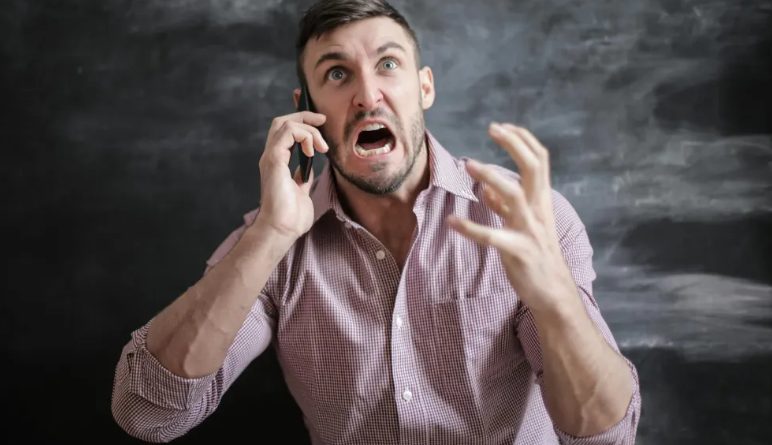 Megmentettem egy 3 éves kislányt a sürgősségin, és sajátomként neveltem fel – 18. születésnapján egy doboz érkezett egy cetlivel, amelyen ez állt: „Tudnod kell, mit titkolt el előled.”