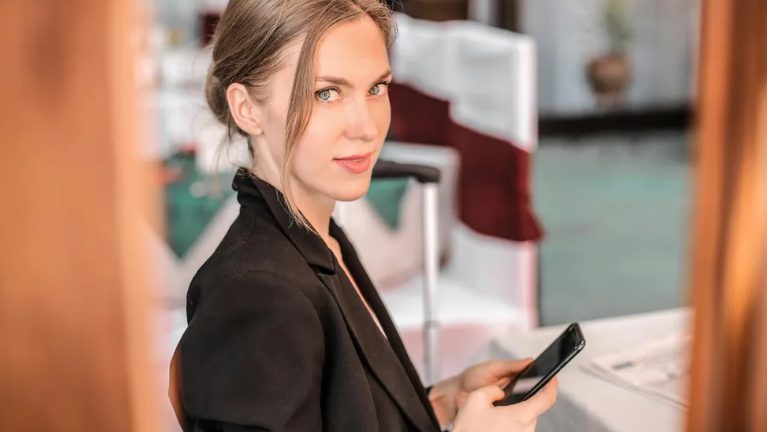 Szüleim megeskettettek, hogy soha nem nyomom meg a piros gombot az ágyuk mellett – Végül megnyomtam és megtudtam, miért