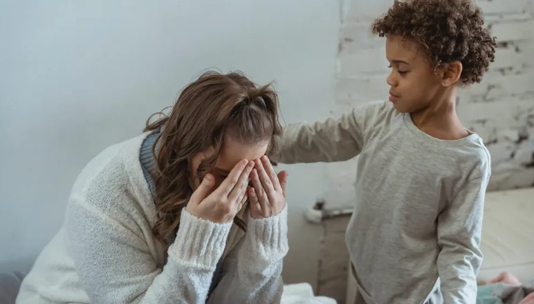 A légikisasszony sírást hall a mosdóból, és egy gyereket talál, aki nem szerepelt az utaslistán – A nap története