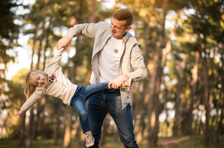 A 10 éves lányom sírva hívott fel nyaralásról az exemmel és az új feleségével – Napnyugtakor megmutattam nekik, miért nem szabad ujjat húzni egy anyával