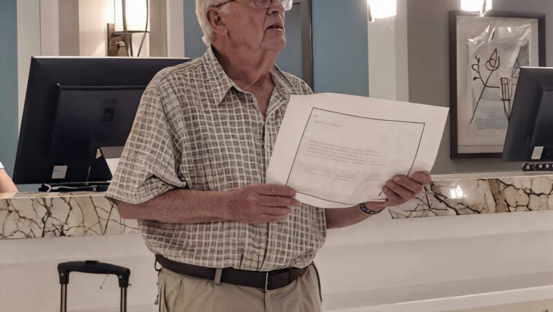 A családom a szállodában hagyta nagypapát, hogy ne kelljen fizetniük — nem is sejtették, hogy én vagyok a rossz unoka, akivel nem érdemes szórakozni.