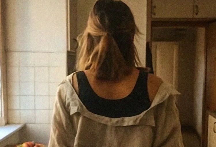 Nyolc éven át mellette álltam — és aztán az első lépései egy sokkoló búcsúhoz vezettek.