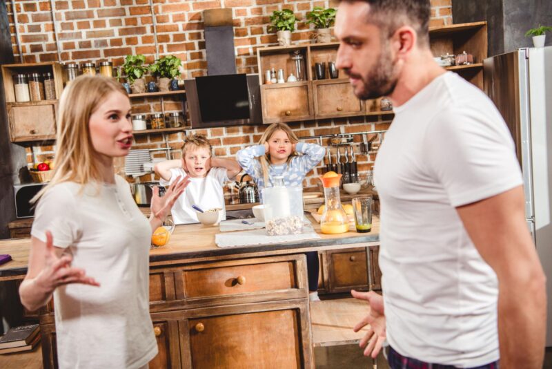 „Apám barátnője megpróbált elhomályosítani a saját esküvőmön – így én fordítottam meg a szerepeket, és mindenki tapsolt”
