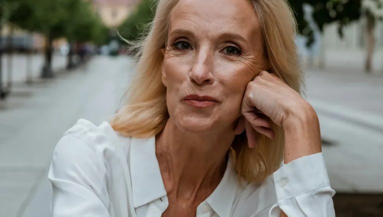Az anyósom azt mondta a családja nőtagjainak, hogy viseljenek fehéret az esküvőmön – arra számított, hogy összeomlom, de a beszédem mindenkit sokkolt.