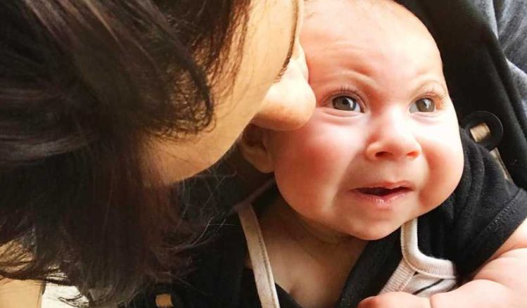 A férjem dühöngött. Arra SZÜLETTEM, hogy az anyja legyek. Azért van itt, hogy mindenkinek bebizonyítsa, hogy téved: A lissencephalia nevű „rendkívül ritka betegséggel” diagnosztizált kislány, a család minden lépésnél szurkol neki